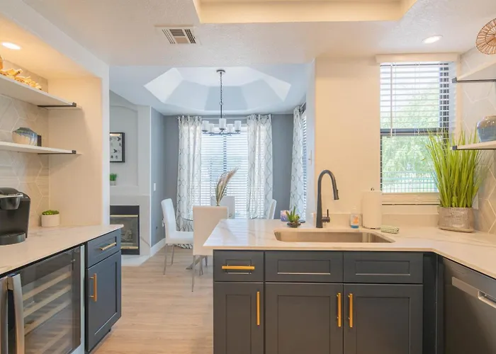 Walk To Kierland Golf! Remodeled 2Br Luxury Suite Apartment